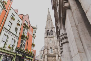 Dublin şehir merkezine yakın Molly St Andrews Kilisesi alanında 