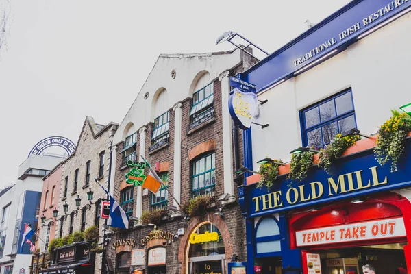 Puby w Temple Bar sąsiedztwa z centrum Dublina — Zdjęcie stockowe