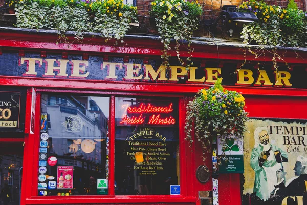 The Temple Bar pub in Dublin, arguably the most popular traditio — Stock Photo, Image
