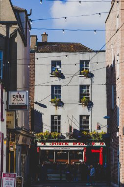 Dublin kent merkezindeki sokaklar boyunca geleneksel İrlanda pub