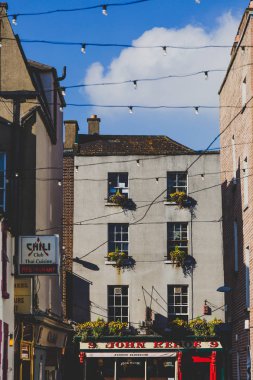 Dublin kent merkezindeki sokaklar boyunca geleneksel İrlanda pub