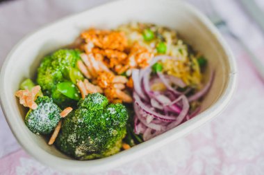 mized sebze salatası ile sağlıklı öğle yemeği kutusu