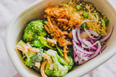 mized sebze salatası ile sağlıklı öğle yemeği kutusu