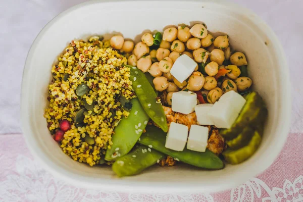 Almuerzo de oficina saludable con ensalada de verduras mized — Foto de Stock