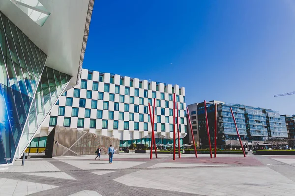 Détails architecturaux du Théâtre Bord Gais et du Marqueur H — Photo