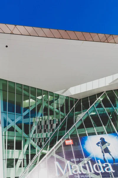 Detalles arquitectónicos del Bord Gais Theatre y del Marker H — Foto de Stock