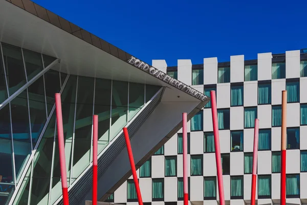 Détails architecturaux du Théâtre Bord Gais et du Marqueur H — Photo