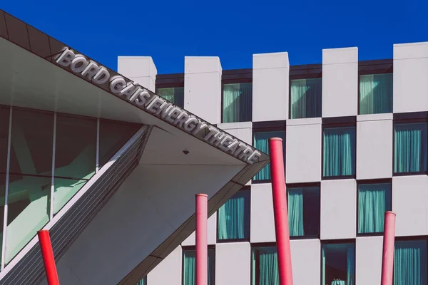 Détails architecturaux du Théâtre Bord Gais et du Marqueur H — Photo