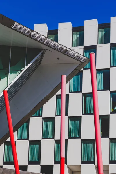 Détails architecturaux du Théâtre Bord Gais et du Marqueur H — Photo