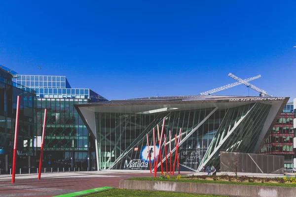 Vue grand angle sur le Théâtre Bord Gais et le Grand Canal Squ — Photo