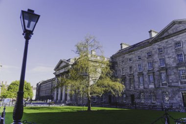 Dublin, İrlanda - 25 Nisan 2018: ünlü Trinity college, Dublin şehir merkezinde avlusu görünümünü