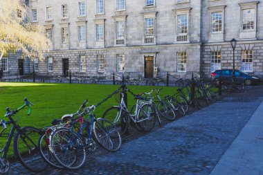 ünlü Trinity college Dublin CI içinde avlu görünümü