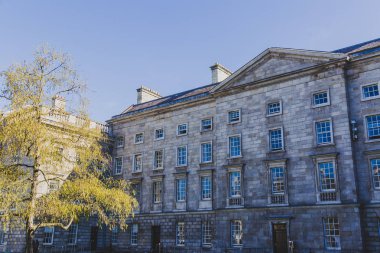ünlü Trinity college Dublin CI içinde avlu görünümü