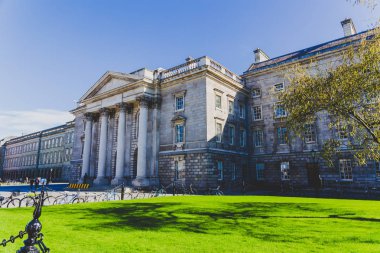ünlü Trinity college Dublin CI içinde avlu görünümü