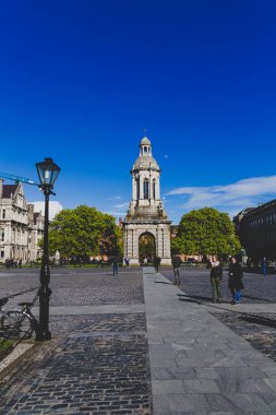 ünlü Trinity college Dublin CI içinde avlu görünümü