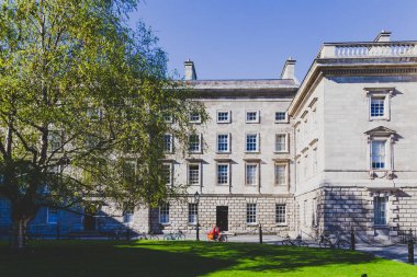 ünlü Trinity college Dublin CI içinde avlu görünümü