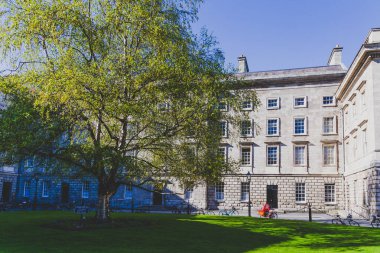 ünlü Trinity college Dublin CI içinde avlu görünümü