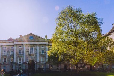 ünlü Trinity college Dublin CI içinde avlu görünümü