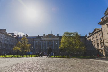 ünlü Trinity college Dublin CI içinde avlu görünümü