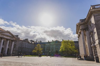 ünlü Trinity college Dublin CI içinde avlu görünümü