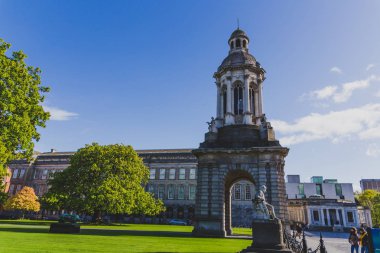 ünlü Trinity college Dublin CI içinde avlu görünümü