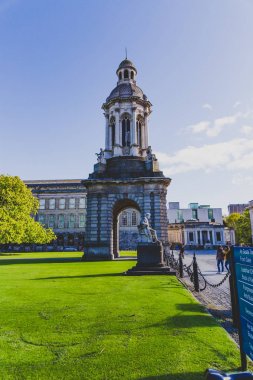 ünlü Trinity college Dublin CI içinde avlu görünümü