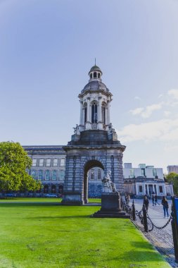 ünlü Trinity college Dublin CI içinde avlu görünümü