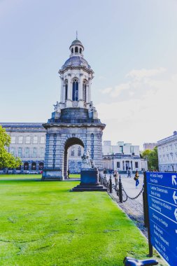 ünlü Trinity college Dublin CI içinde avlu görünümü
