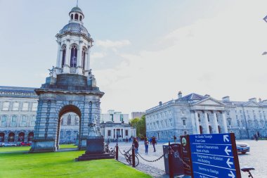ünlü Trinity college Dublin CI içinde avlu görünümü