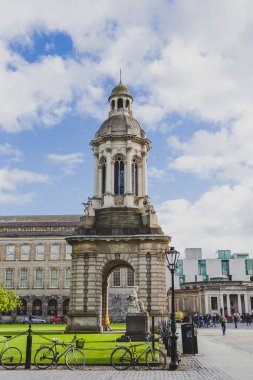 ünlü Trinity college Dublin CI içinde avlu görünümü