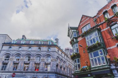 Suffolk St merkezi önünde binalar ve Dublin şehir meyhanelerde 