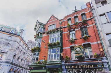 Suffolk St merkezi önünde binalar ve Dublin şehir meyhanelerde 