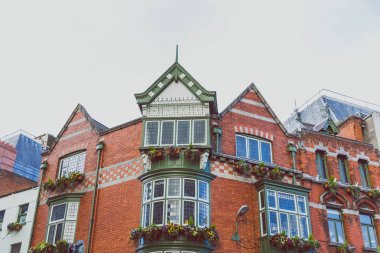 Suffolk St merkezi önünde binalar ve Dublin şehir meyhanelerde 