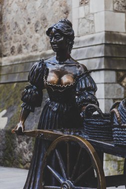 St Andrew's Kilisesi önünde ünlü Molly Malone heykeli