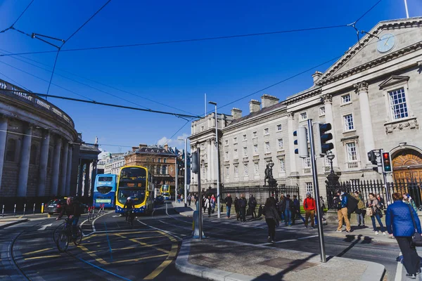 Exterior del famoso Trinity College en el centro de Dublín — Foto de Stock