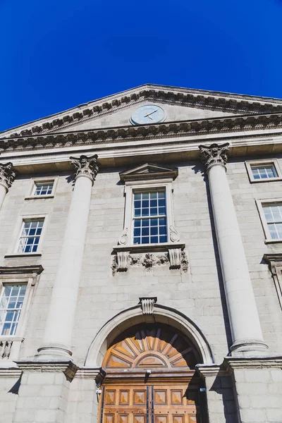Exterior of the famous Trinity College in Dublin city centre — Stock Photo, Image