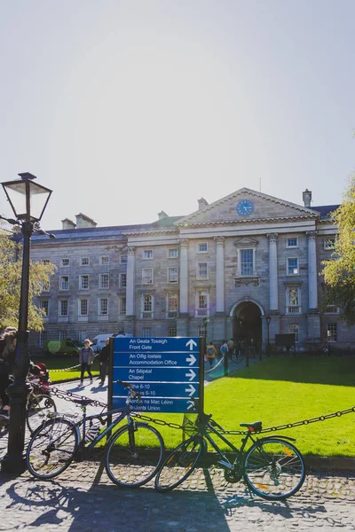 View of the courtyard of the famous Trinity college in Dublin ci — Stock Photo, Image