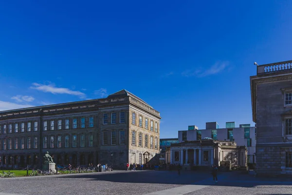 View of the courtyard of the famous Trinity college in Dublin ci — Stock Photo, Image