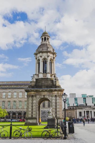 ünlü Trinity college Dublin CI içinde avlu görünümü