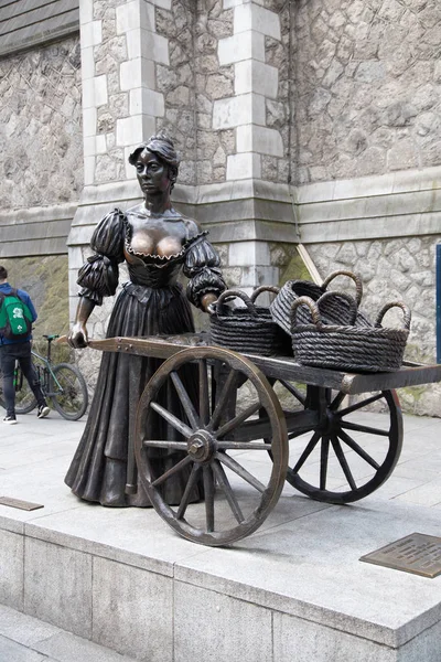 A famosa estátua de Molly Malone em frente à Igreja de Santo André em — Fotografia de Stock