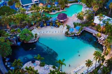 Surfers Paradise Marriott otelin havuzu altın detay