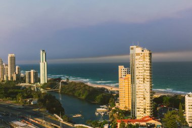 ayrıntı kıyı şeridi ve Surfers Paradise, Gol içinde gökdelenler
