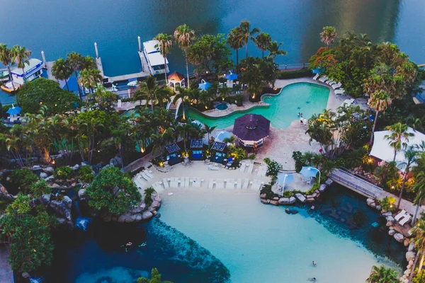 골드 서퍼 파라다이스 메리어트 호텔의 수영장의 세부 사항 — 스톡 사진