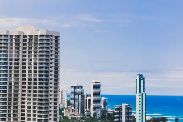 Detail der Küste und Wolkenkratzer im Surferparadies, gol — Stockfoto