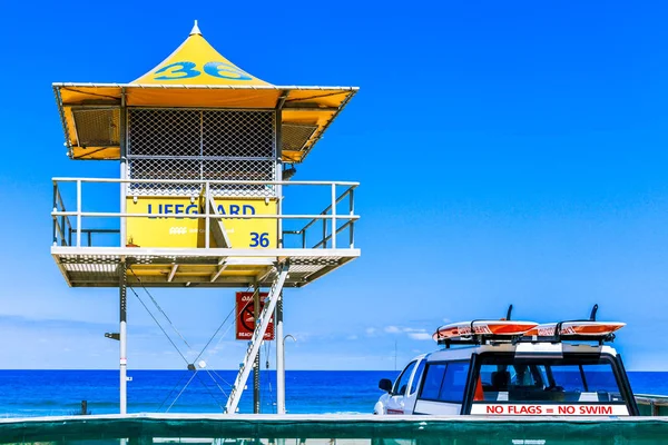 Cabañas de salvavidas en la playa en Surfers Paradise en Gold Coast — Foto de Stock