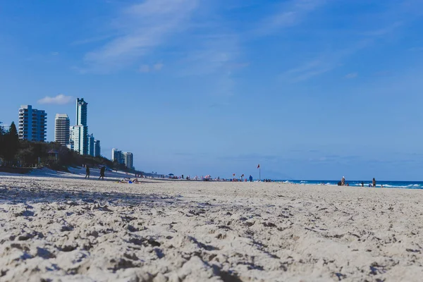 La spiaggia e il paesaggio in Surfers Paradise sulla Gold Coast — Foto Stock