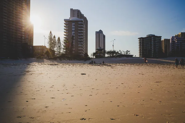 Het strand en het landschap in Surfers Paradise op de Goudkust — Stockfoto