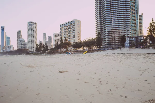 Het strand en het landschap in Surfers Paradise op de Goudkust — Stockfoto