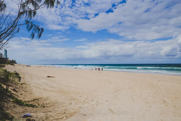 A praia e a paisagem em Surfers Paradise na Gold Coast — Fotografia de Stock