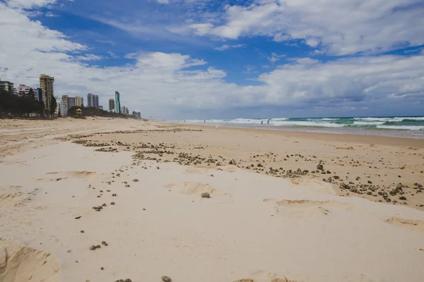 A praia e a paisagem em Surfers Paradise na Gold Coast — Fotografia de Stock